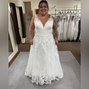 NWT Allure Wedding dress, size 22!!